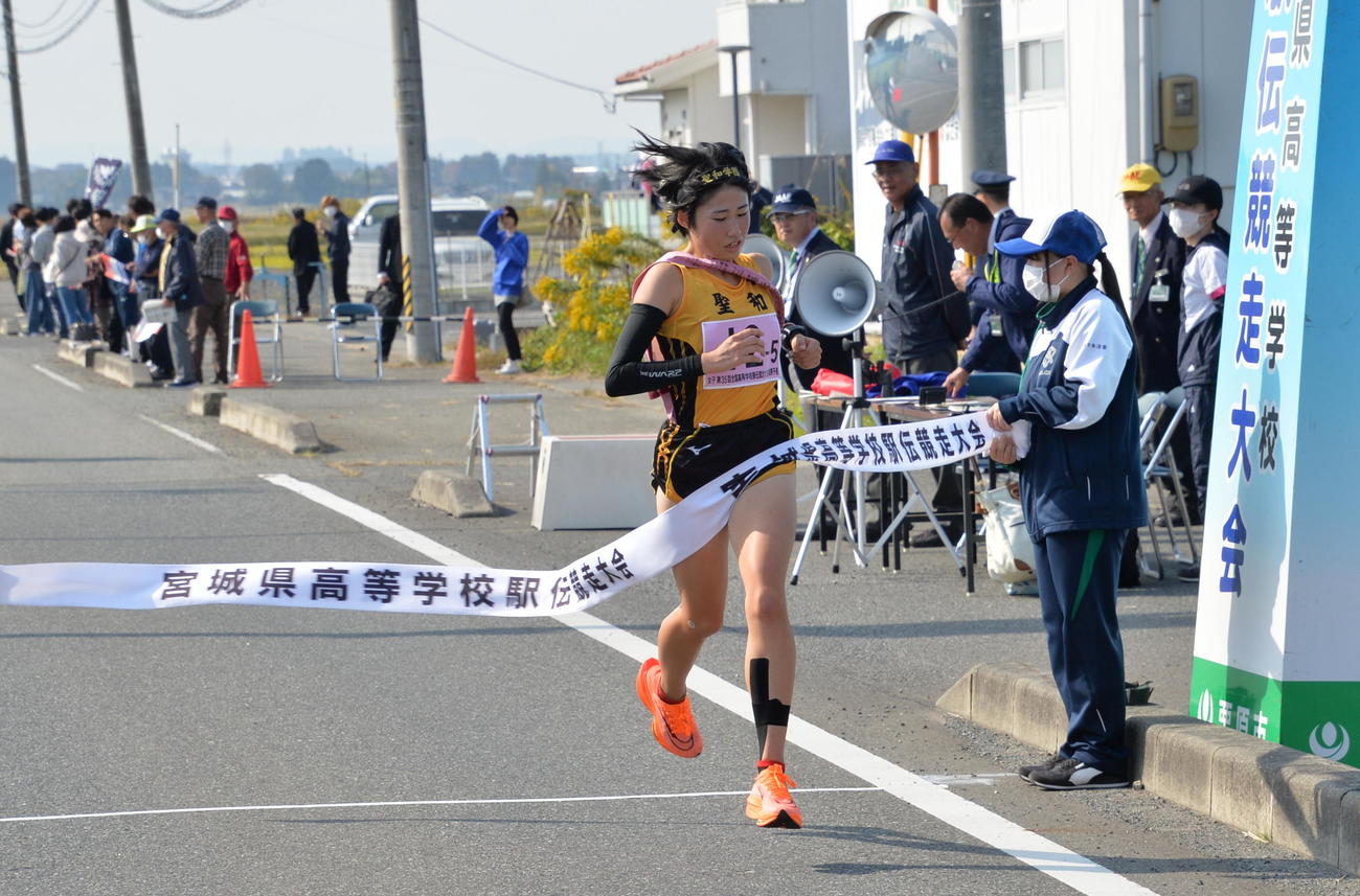 3位を40秒差まで突き放し、2位でゴールした聖和学園のアンカー・高橋（撮影・濱本神威）
