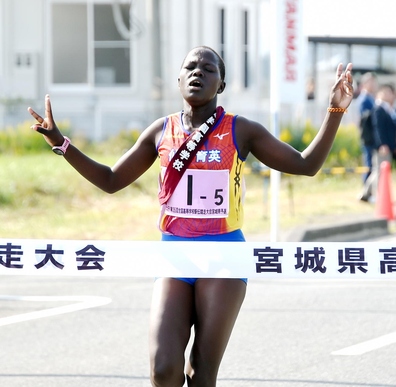 ゴールテープを切る仙台育英アンカーのジェロップ