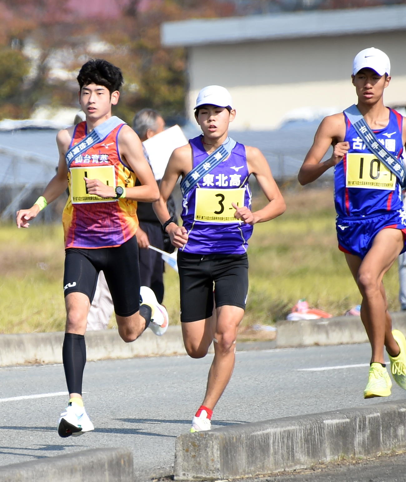 1区で先頭を走る仙台育英・大浜（左）