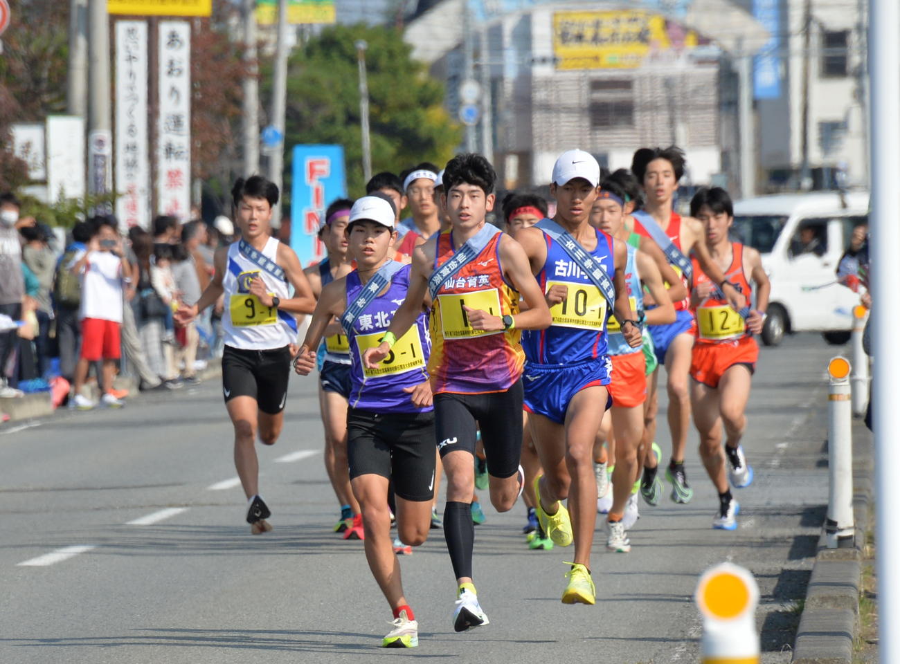 1区でスタートと同時に先頭に立ち、集団を引っ張る仙台育英・大浜（先頭）（撮影・濱本神威）
