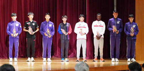 区間賞を受賞した（右から）1区・駒沢の赤津、2区・駒沢の佐藤、3区・城西のキムタイ、4区・城西の斎藤、5区・創価の吉田、6区・駒沢の安原、7区・国学院の平林、8区・駒沢の山川（撮影・森本幸一）