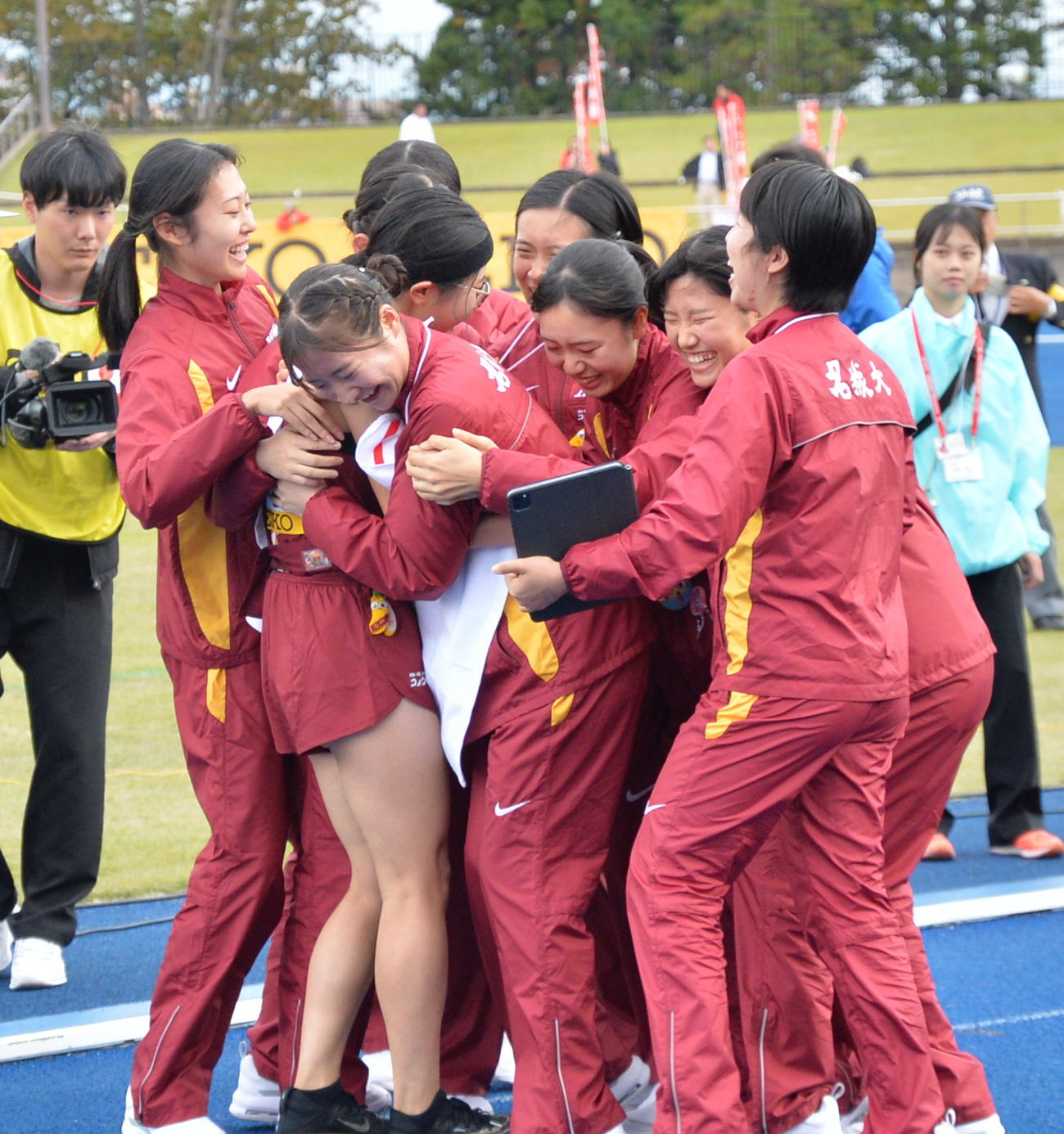 前人未到の7連覇を達成し、抱き合って喜ぶ名城大の選手たち（撮影・濱本神威）