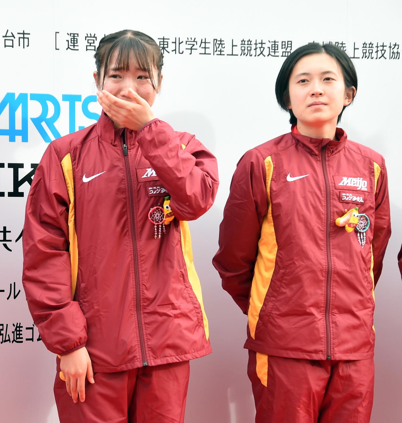 優勝インタビューで涙を流す名城大1区・米沢（左）と2区・力丸（撮影・山田愛斗）
