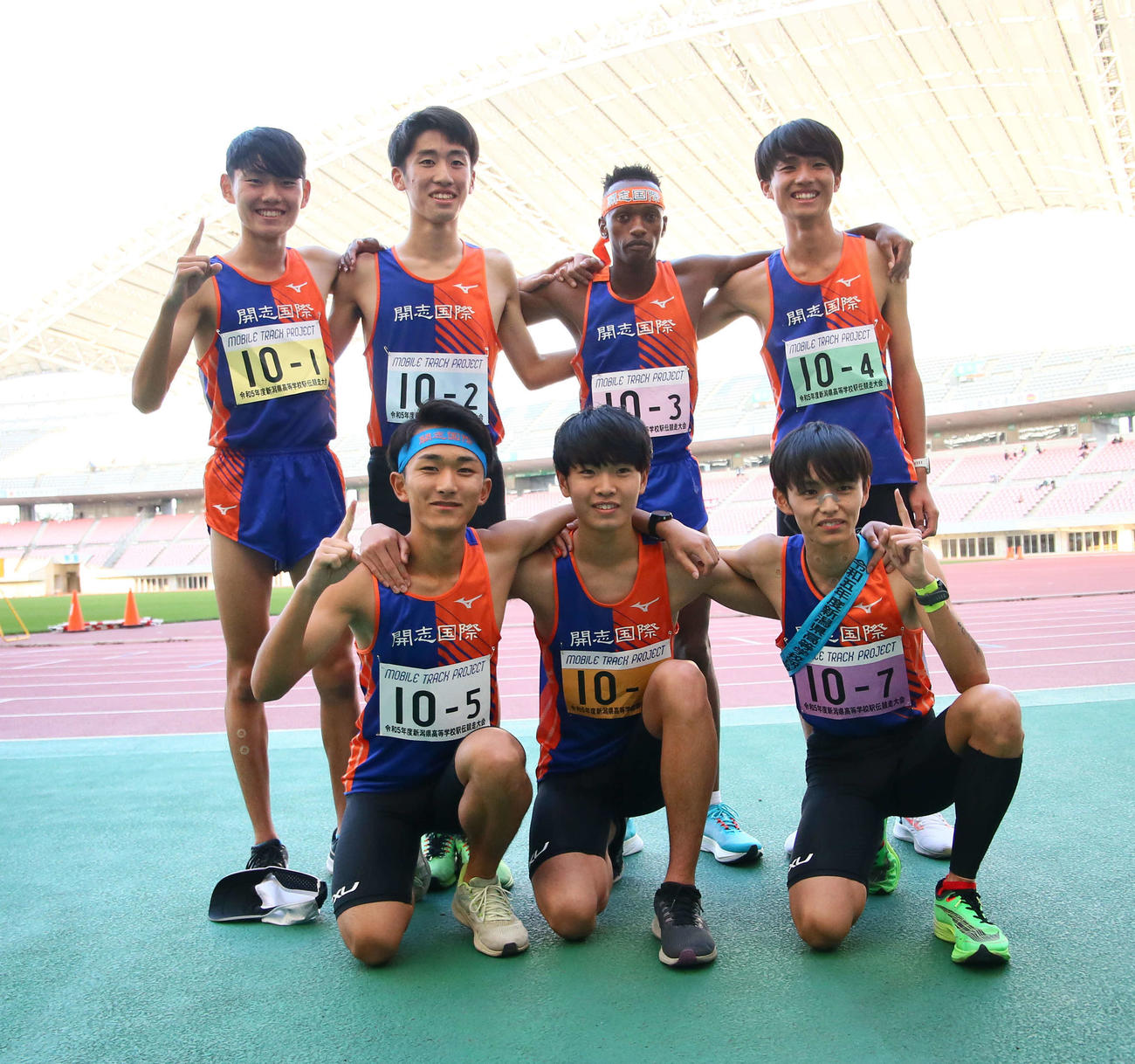 開志国際のVメンバー。後方左から津端、佐藤、マイナワンディア、桑原。手前左から高野、高橋、山口