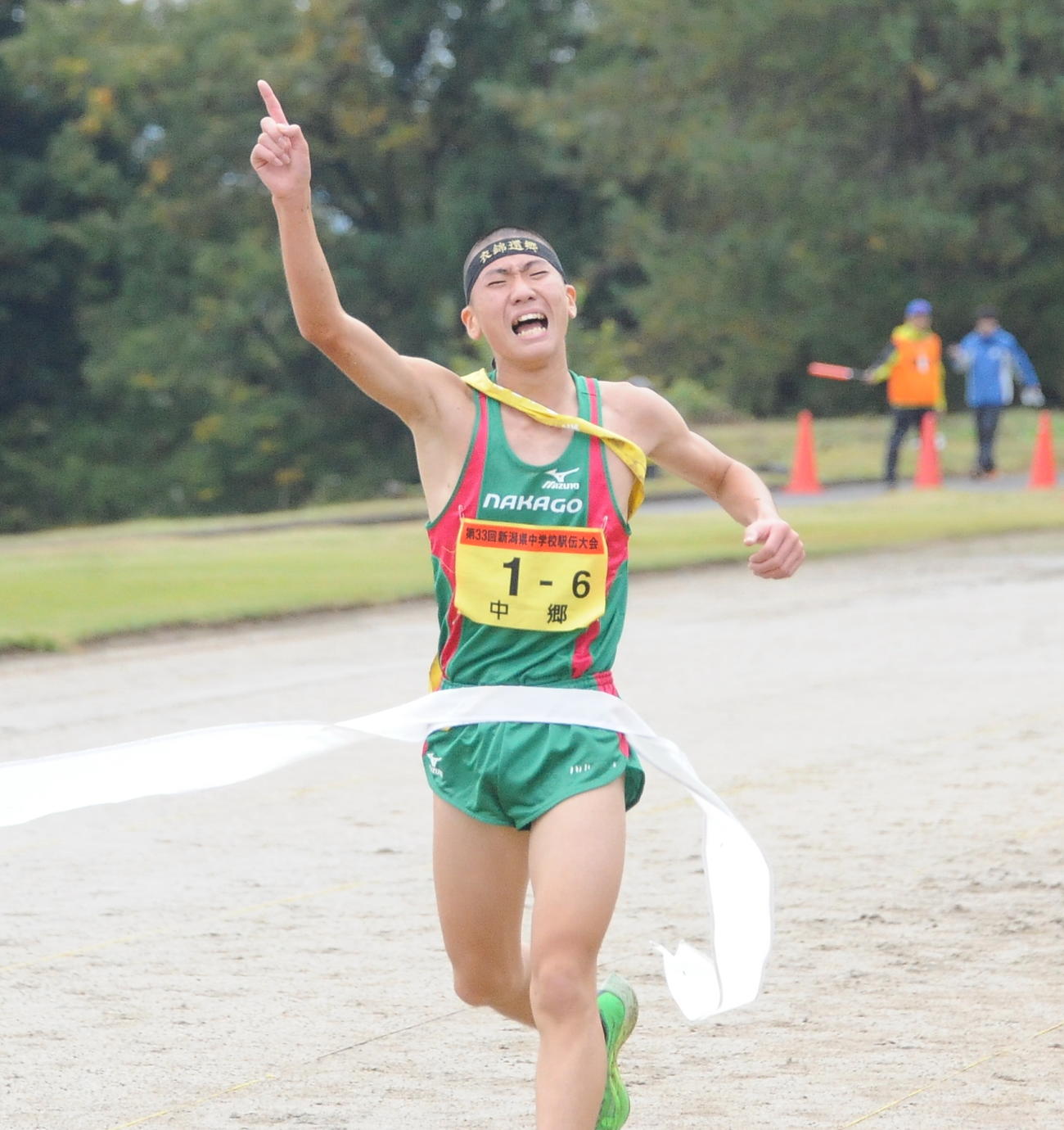 右人さし指を突き上げ1位でゴールする中郷の岡田