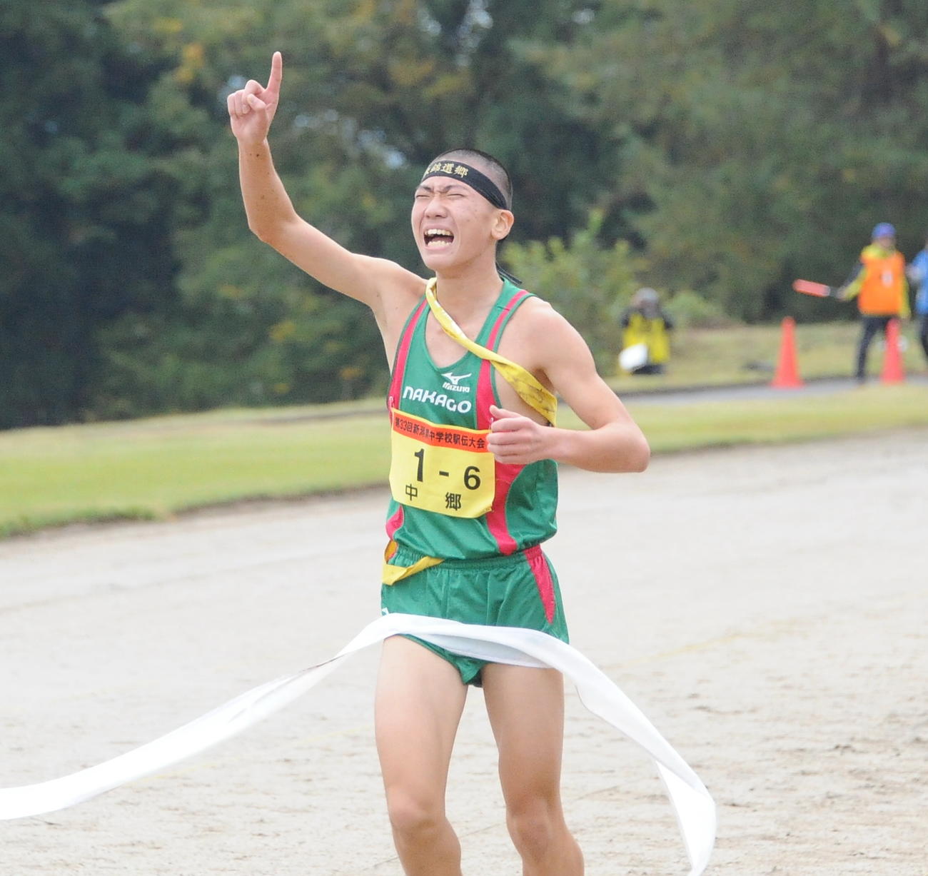 右人さし指を突き上げ1位でゴールする中郷の岡田