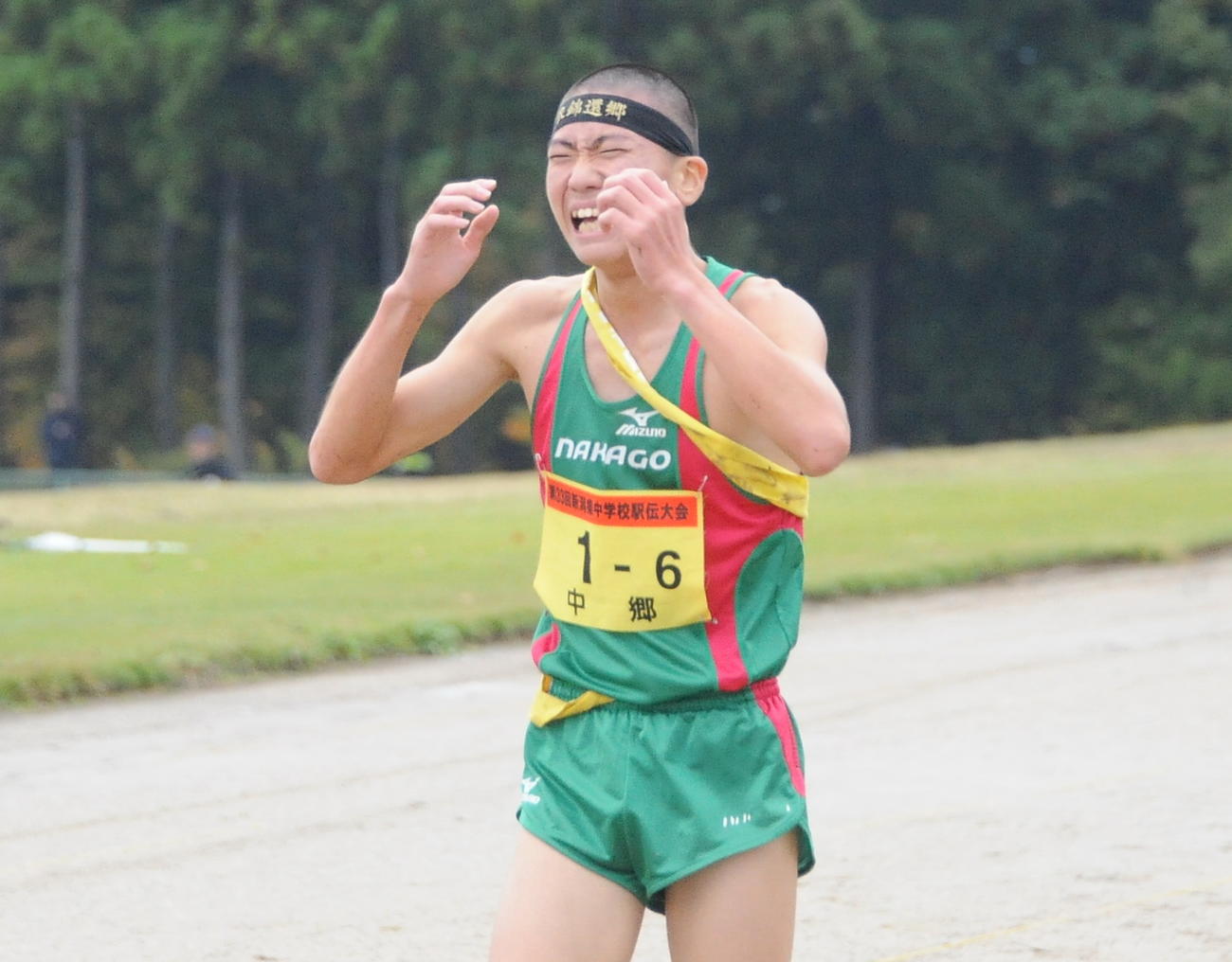 新潟県中学駅伝男子で初優勝を果たし、1位でゴールする中郷アンカー・岡田