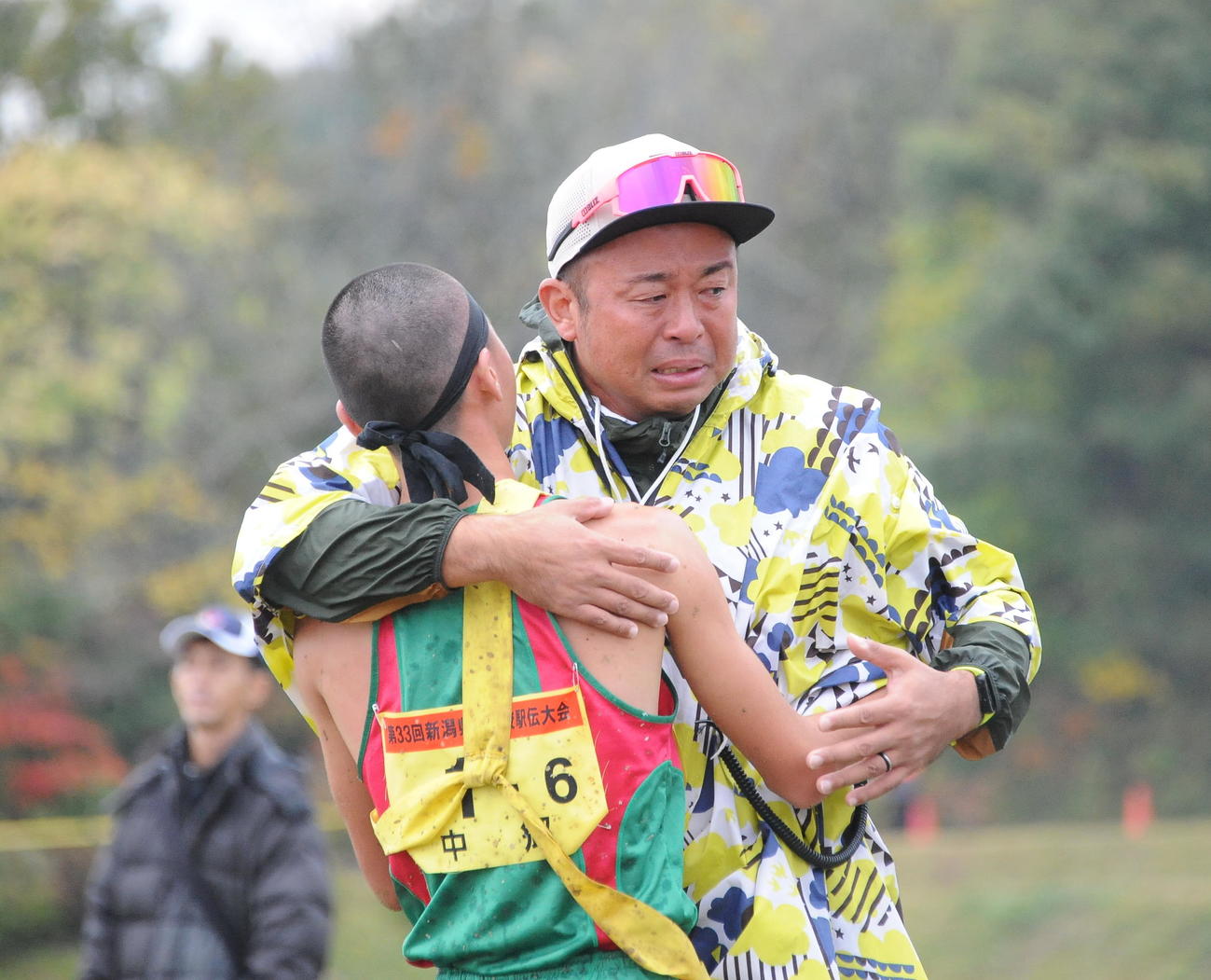 中郷の関原監督が首位でゴールのアンカー岡田を抱き寄せる