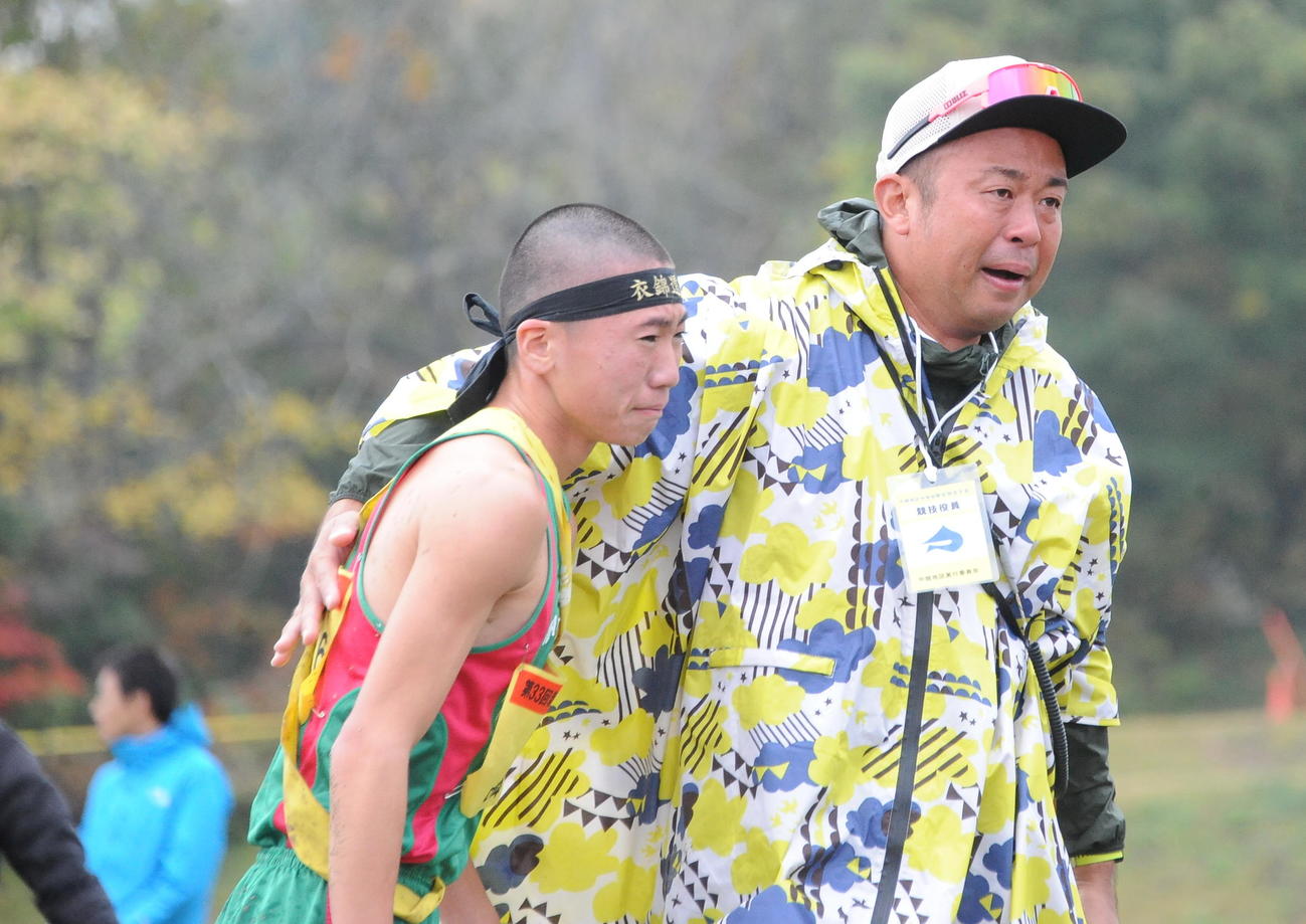 中郷の関原監督が首位でゴールのアンカー岡田を抱き寄せる
