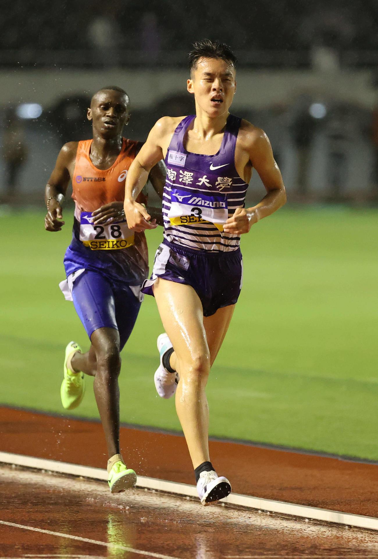 4月29日　織田幹雄記念国際陸上競技大会　男子5000メートル決勝　力走する1位の佐藤圭汰（右）