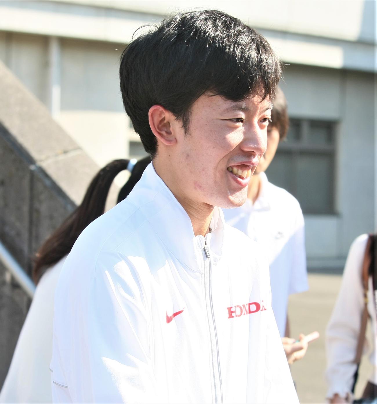 東日本実業団対抗駅伝　サポート役としてチームに引率したパリ五輪男子マラソン代表のホンダ・小山（撮影・藤塚大輔）