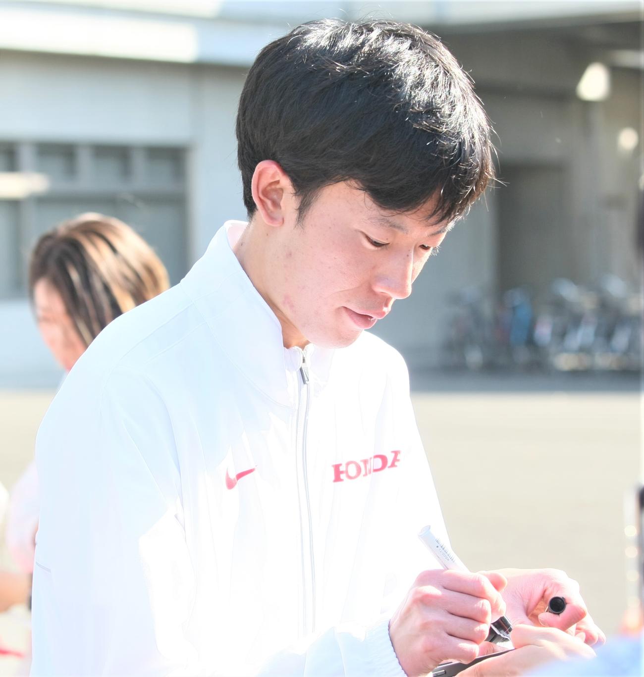 東日本実業団対抗駅伝　サポート役としてチームに引率し、大会後にファンのサインに応じるパリ五輪男子マラソン代表のホンダ・小山（撮影・藤塚大輔）