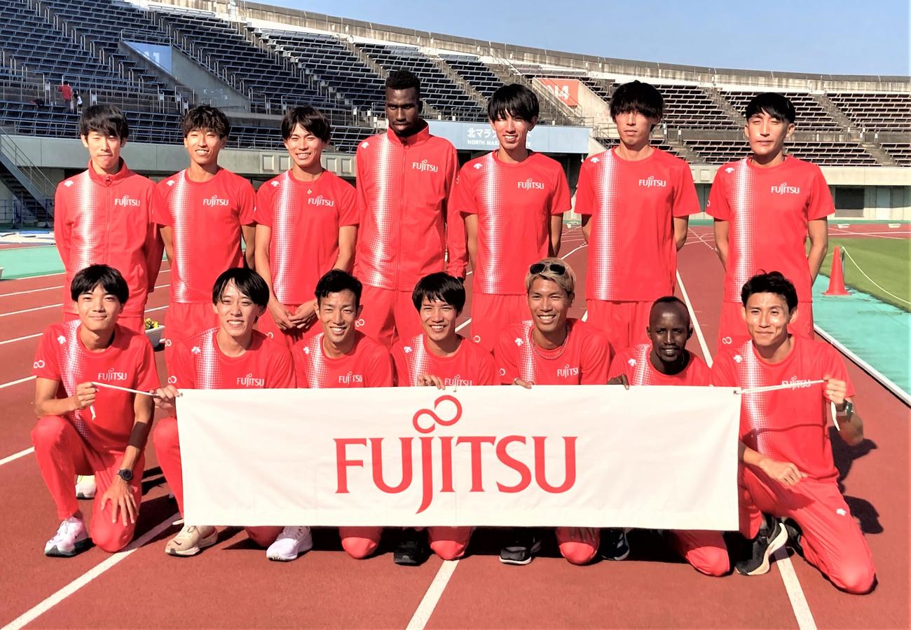 東日本実業団対抗駅伝　大会新記録で4連覇を飾った富士通のメンバー（撮影・藤塚大輔）