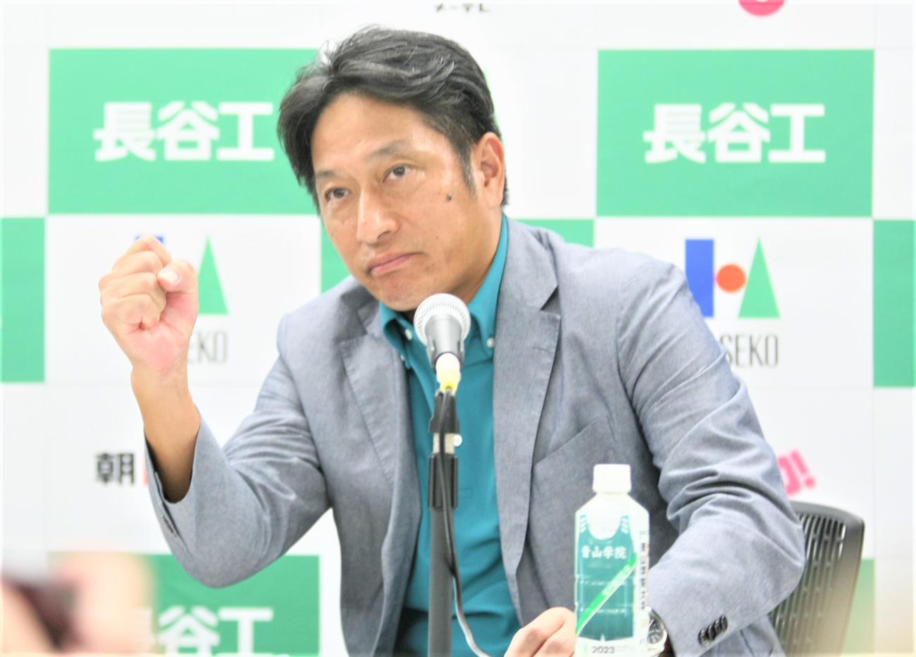 全日本大学駅伝の監督会見に登壇した青学大・原晋監督（撮影・藤塚大輔）