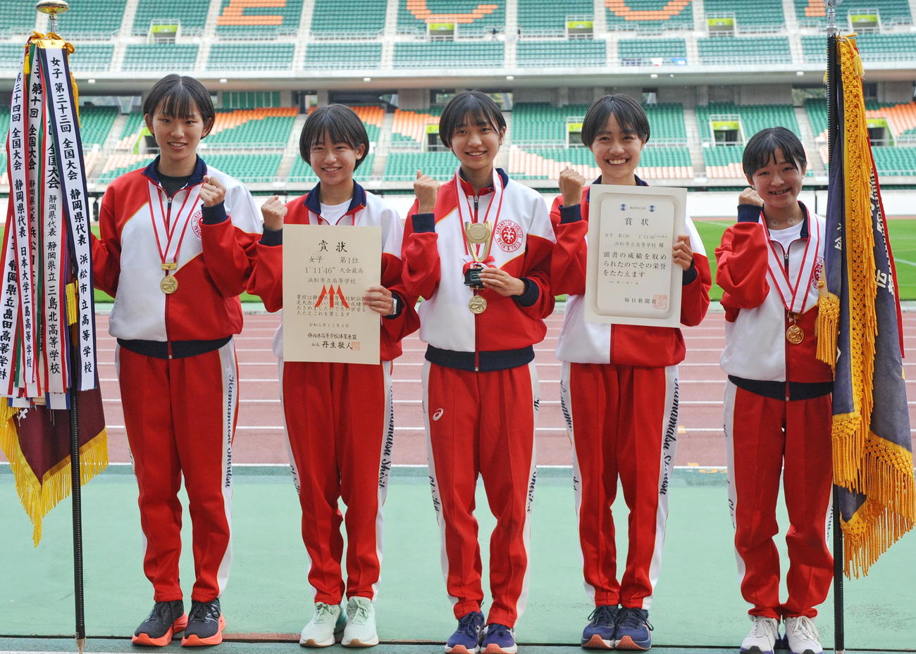 2年ぶりに優勝した浜松市立の選手たち