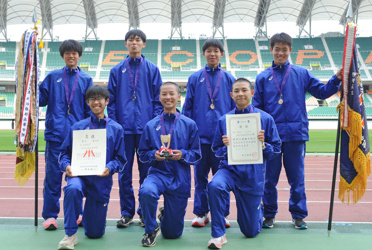 9度目の優勝を飾った浜松日体の選手たち