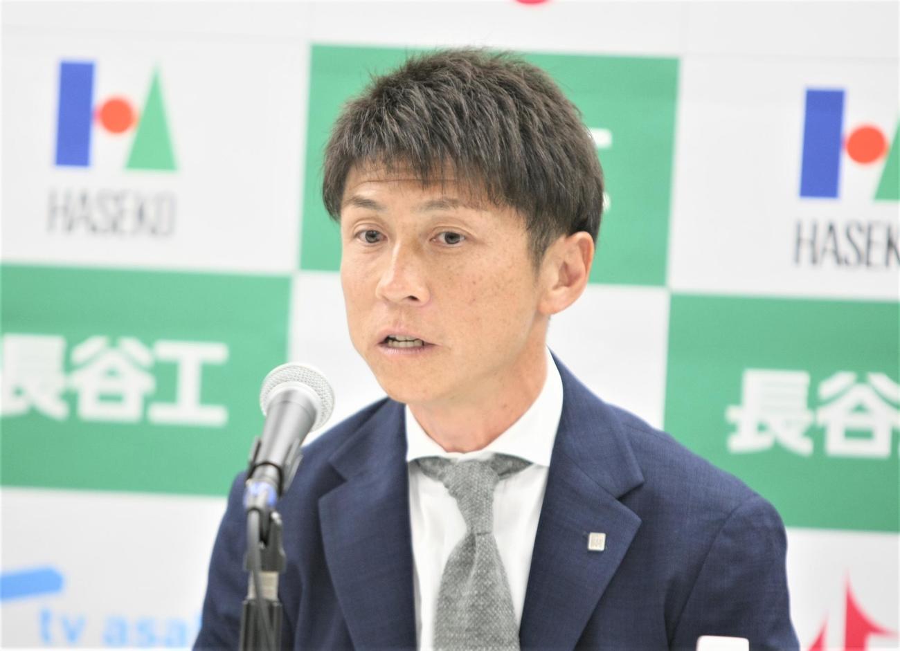 全日本大学駅伝の監督会見に登壇した駒大・藤田敦史監督（撮影・藤塚大輔）