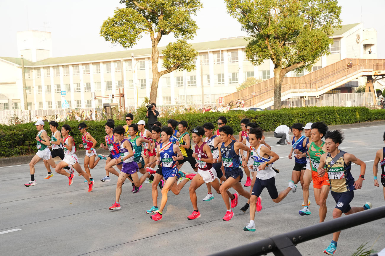一斉にスタートする選手たち（撮影・垰建太）