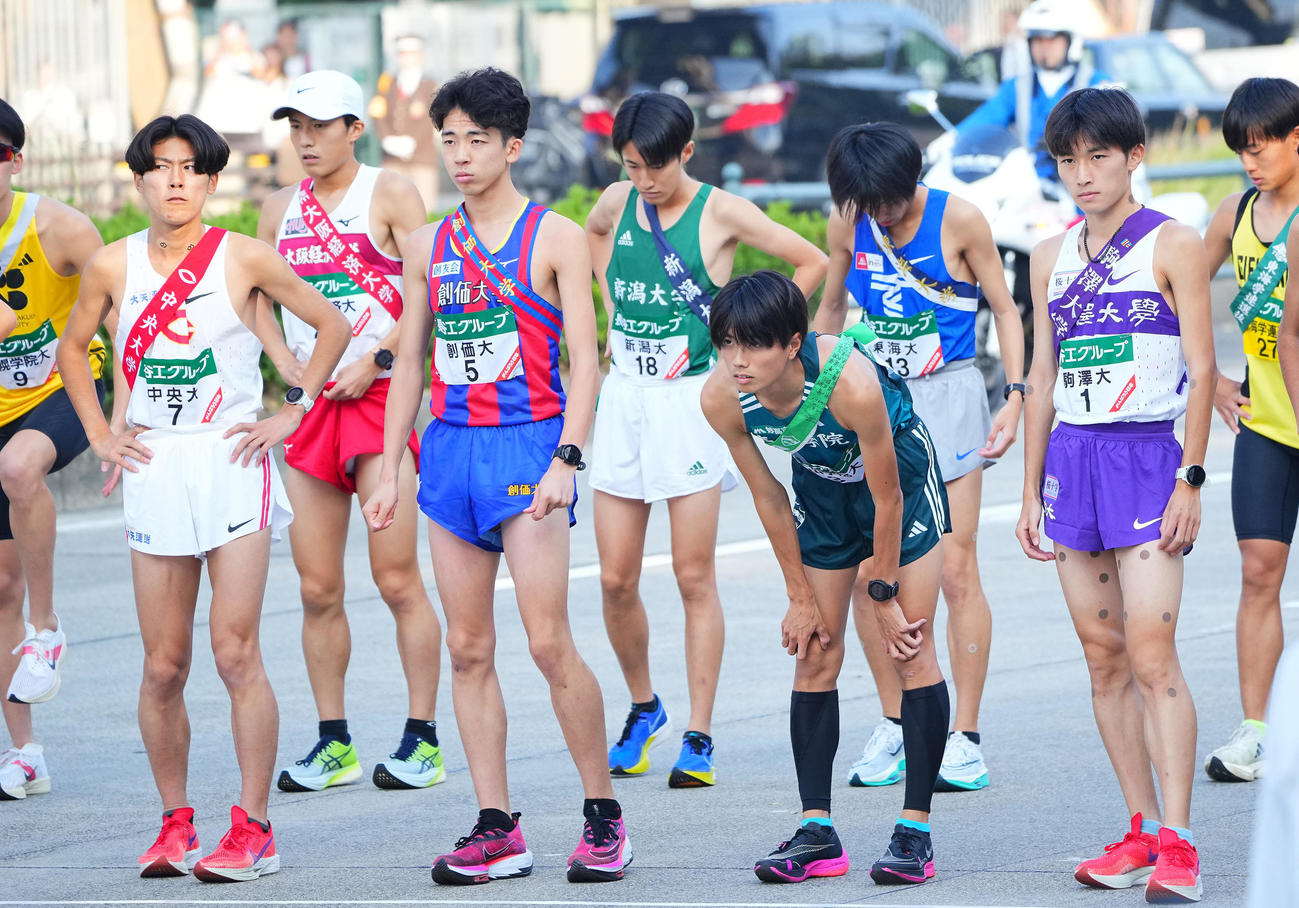 スタート地点に着き表情を引き締める1区の選手たち（撮影・垰建太）