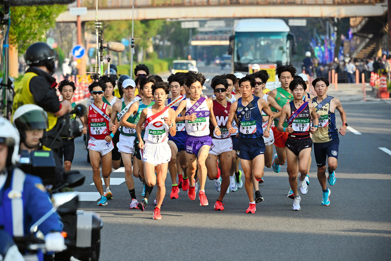 全日本大学駅伝　一斉にスタートする各校の選手たち（代表撮影）