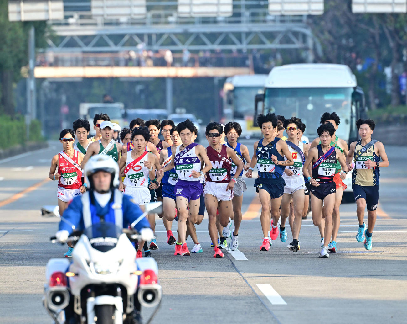 全日本大学駅伝　一斉にスタートする各校の選手たち（代表撮影）