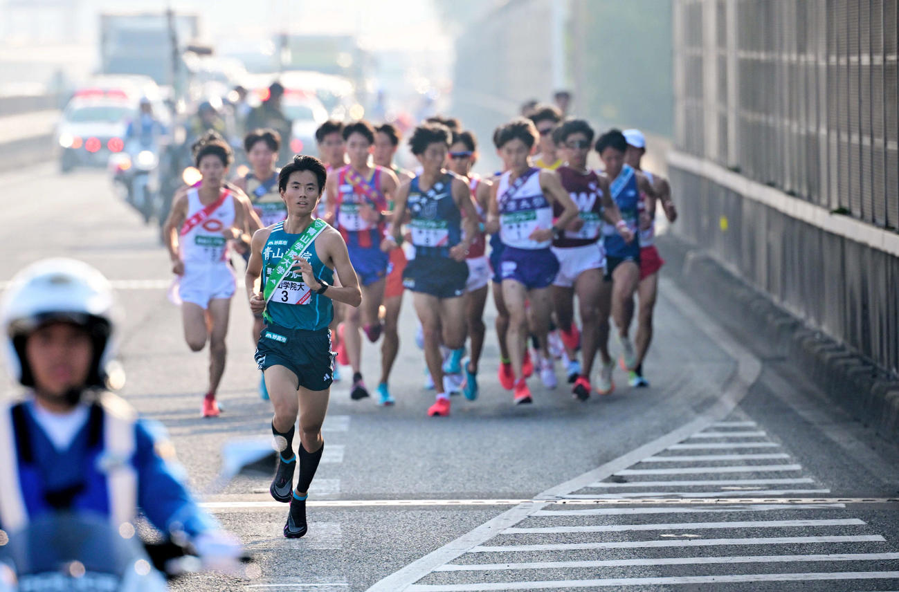 全日本大学駅伝　1区で抜け出す青学大の若林宏樹（代表撮影）