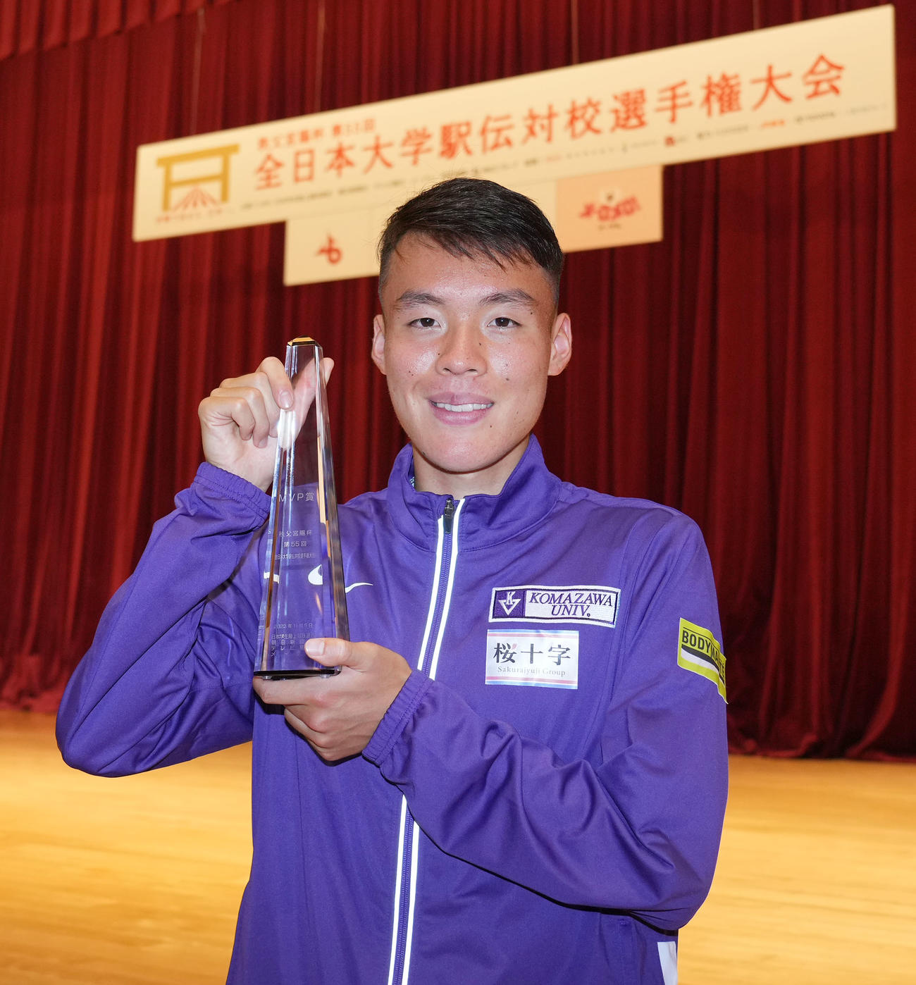 MVPを受賞し笑顔でトロフィーを手にする佐藤（撮影・森本幸一）