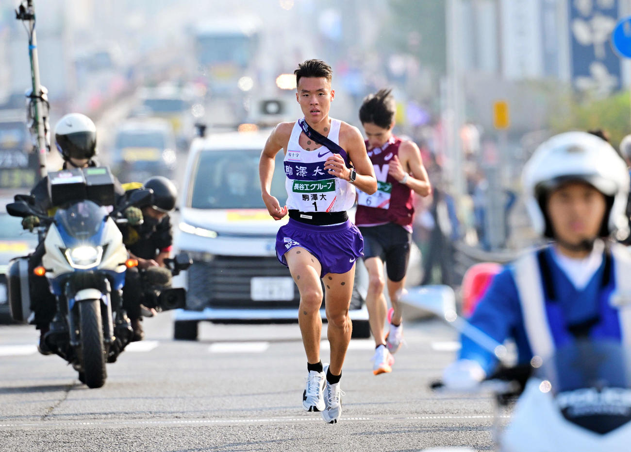 全日本大学駅伝　2区で早大の山口智規（右奥）を引き離す駒大の佐藤圭汰（代表撮影）