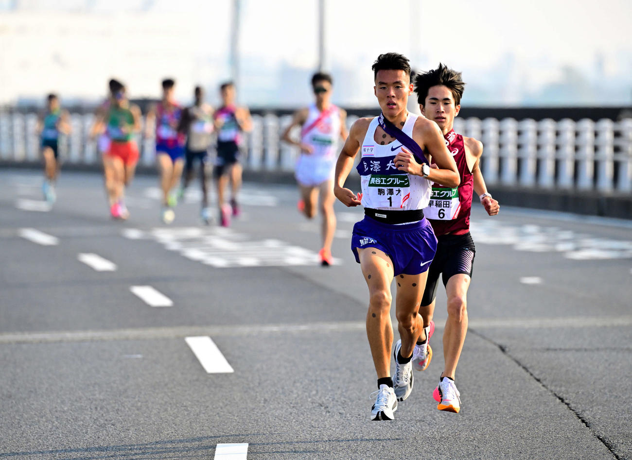 全日本大学駅伝　2区で競り合う駒大の佐藤圭汰（手前左）と早大の山口智規（代表撮影）