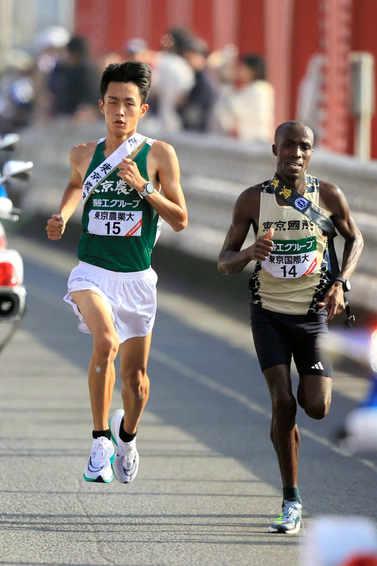 全日本大学駅伝　競り合う2区の東農大の前田和摩（左）と東京国際大のアモス・ベット（代表撮影）