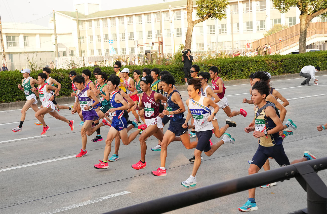 一斉にスタートする選手たち（撮影・垰建太）