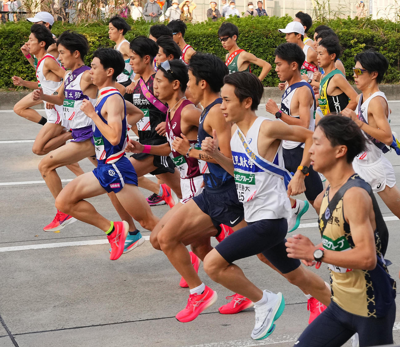 一斉にスタートする選手たち（撮影・垰建太）
