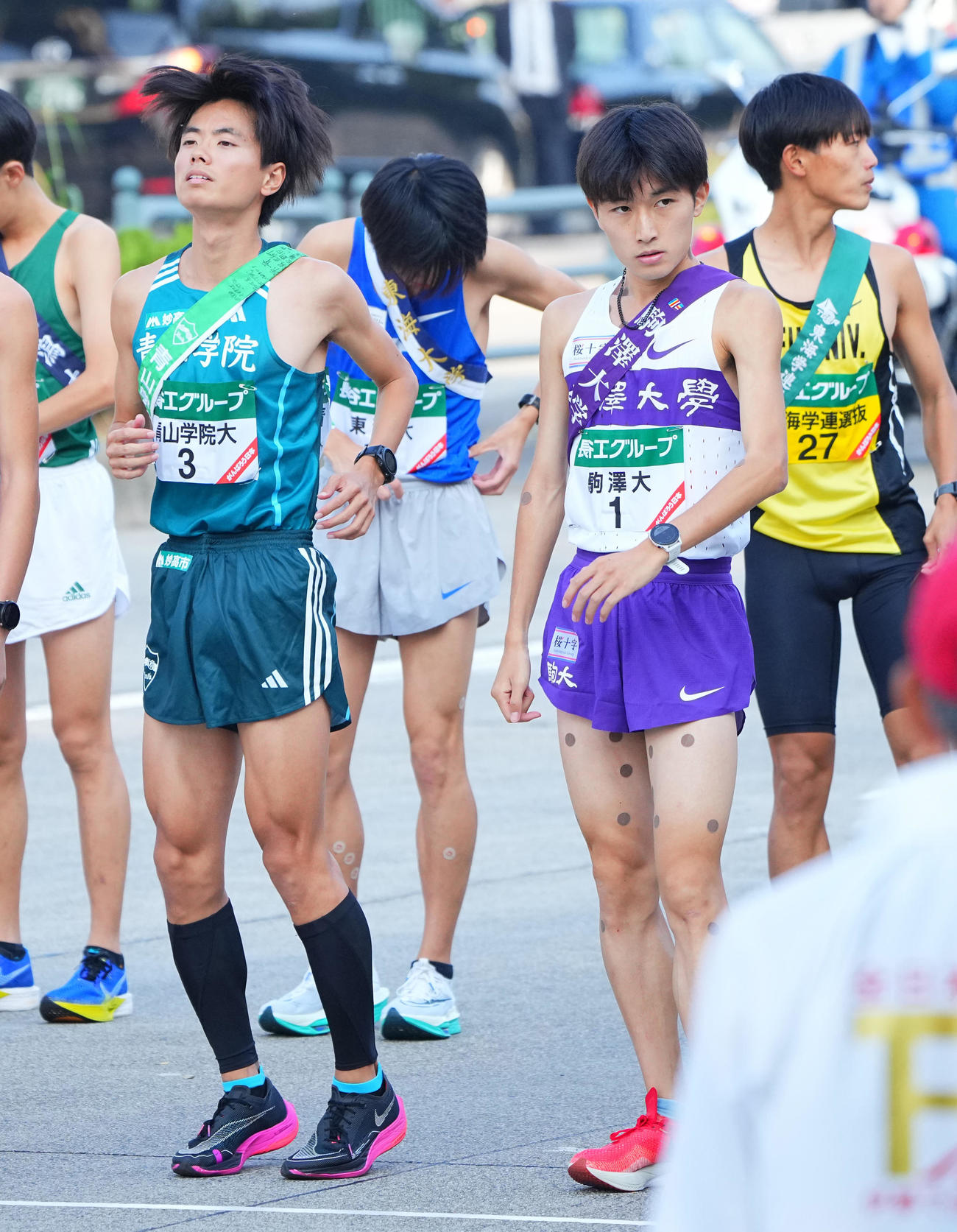 スタート地点で集中した表情の駒大・赤津（右）と青学大・若林（撮影・垰建太）