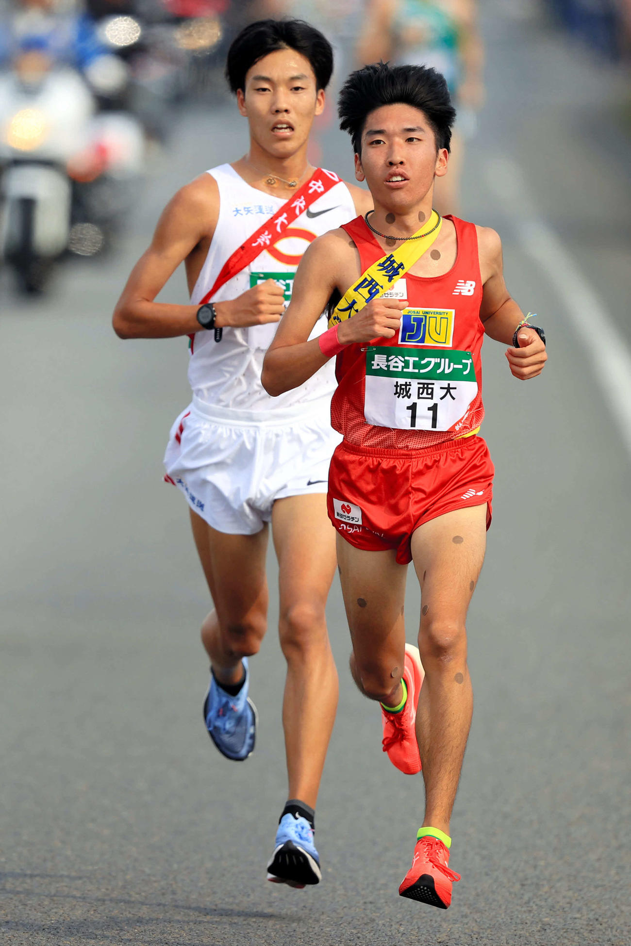 全日本大学駅伝　4区で、中大の溜池一太（左）を抜く城西大の斎藤将也（代表撮影）