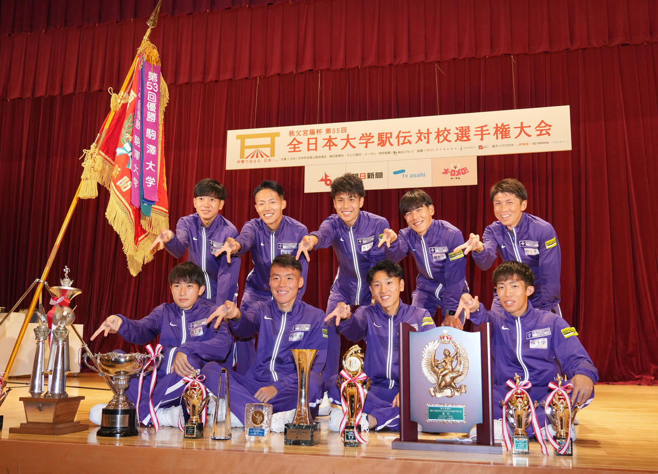 優勝しギャルピーポーズで記念撮影に応じる駒大の選手たち。前列左から赤津、佐藤、篠原、赤星、後列左から伊藤、安原、鈴木、山川、藤田監督（撮影・森本幸一）