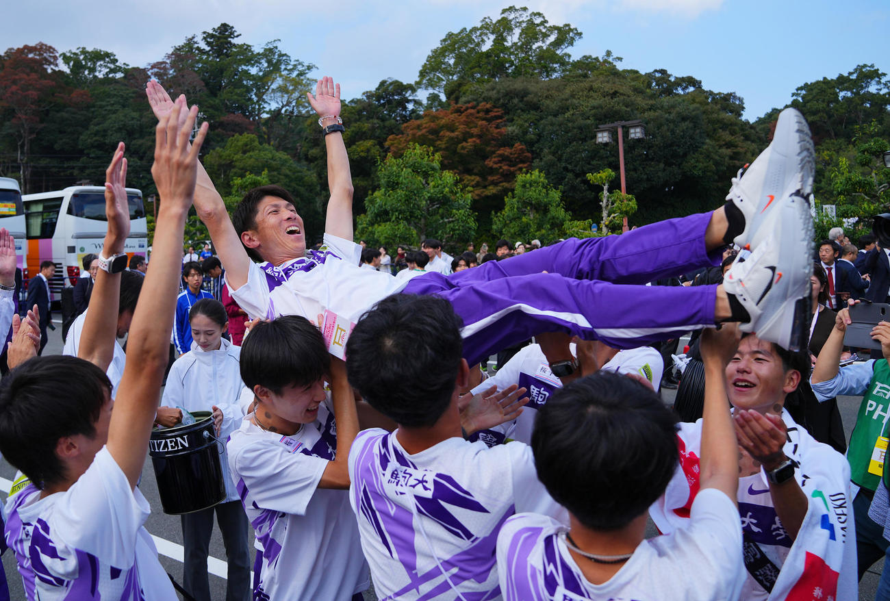 優勝のゴールを決め胴上げされる駒大・藤田監督（撮影・垰建太）