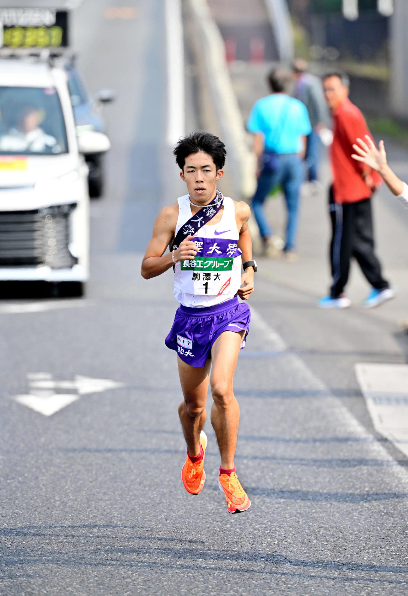 全日本大学駅伝　4区を走る駒大の赤星雄斗（代表撮影）