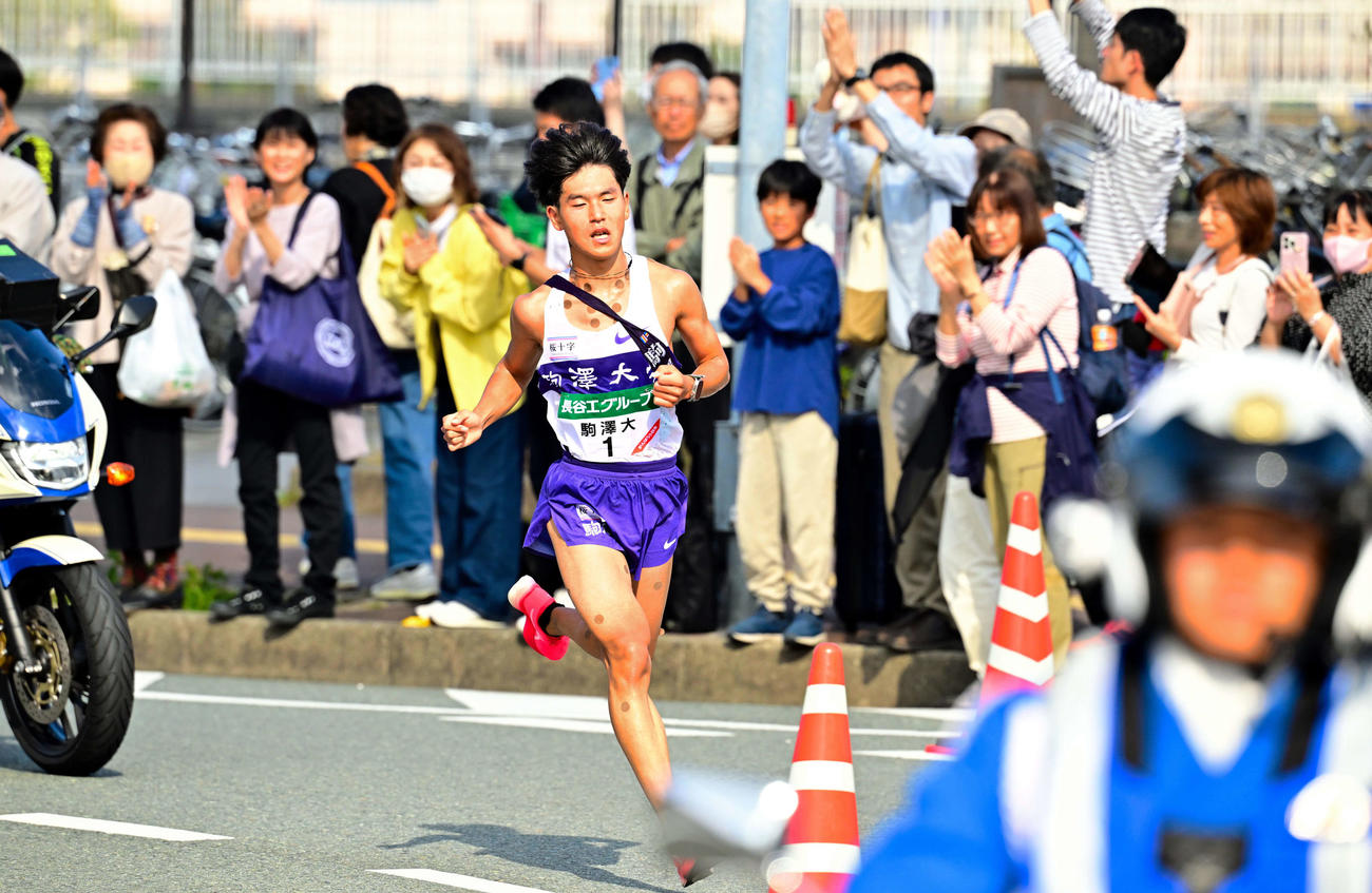 全日本大学駅伝　8区を走る駒大のアンカー山川拓馬（代表撮影）