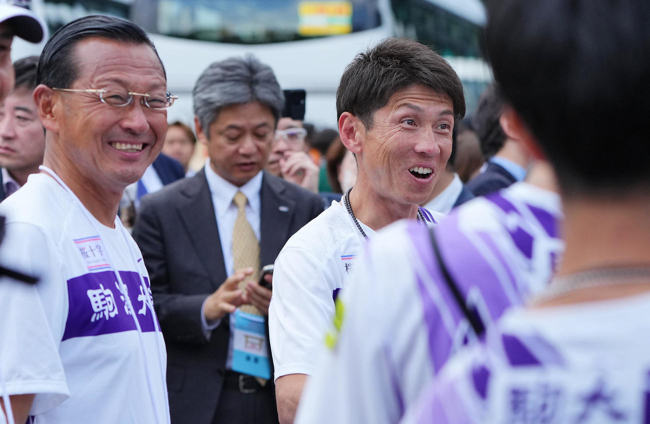 ゴール地点で笑顔を見せる駒大・藤田監督（右）と大八木総監督（撮影・垰建太）