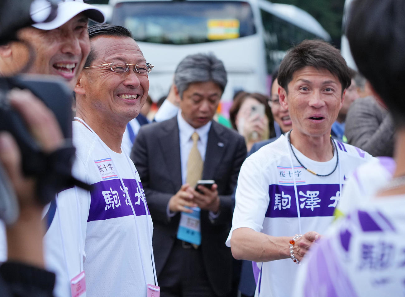 ゴール地点で笑顔を見せる駒大・大八木総監督（左）と藤田監督（撮影・垰建太）