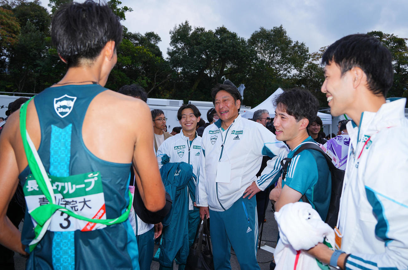 2位に終わるも選手たちと笑顔を見せる青学大・原監督（中央）（撮影・垰建太）