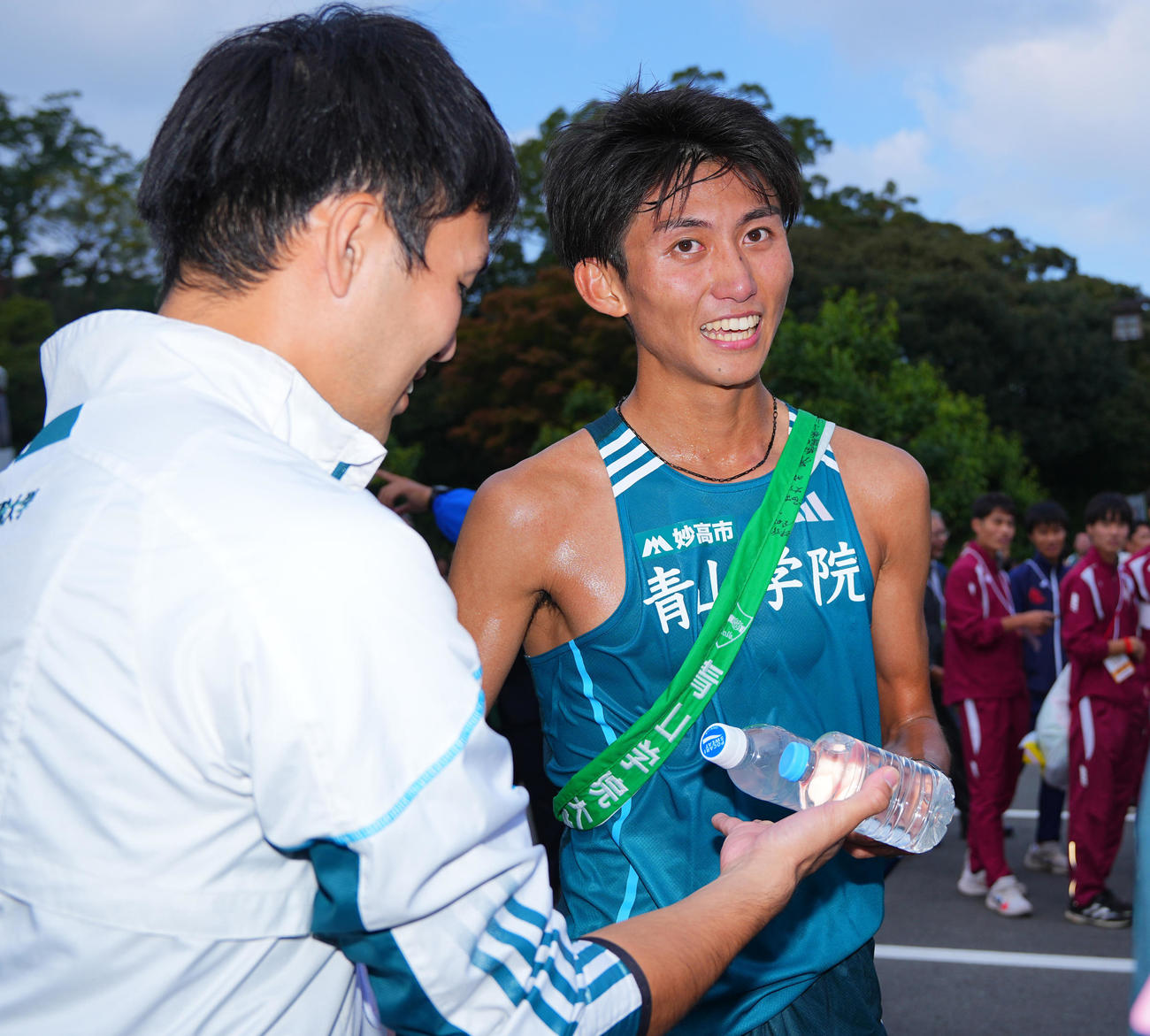 ゴール後、チームメートと笑顔で言葉を交わす青学大8区の田中（右）（撮影・垰建太）