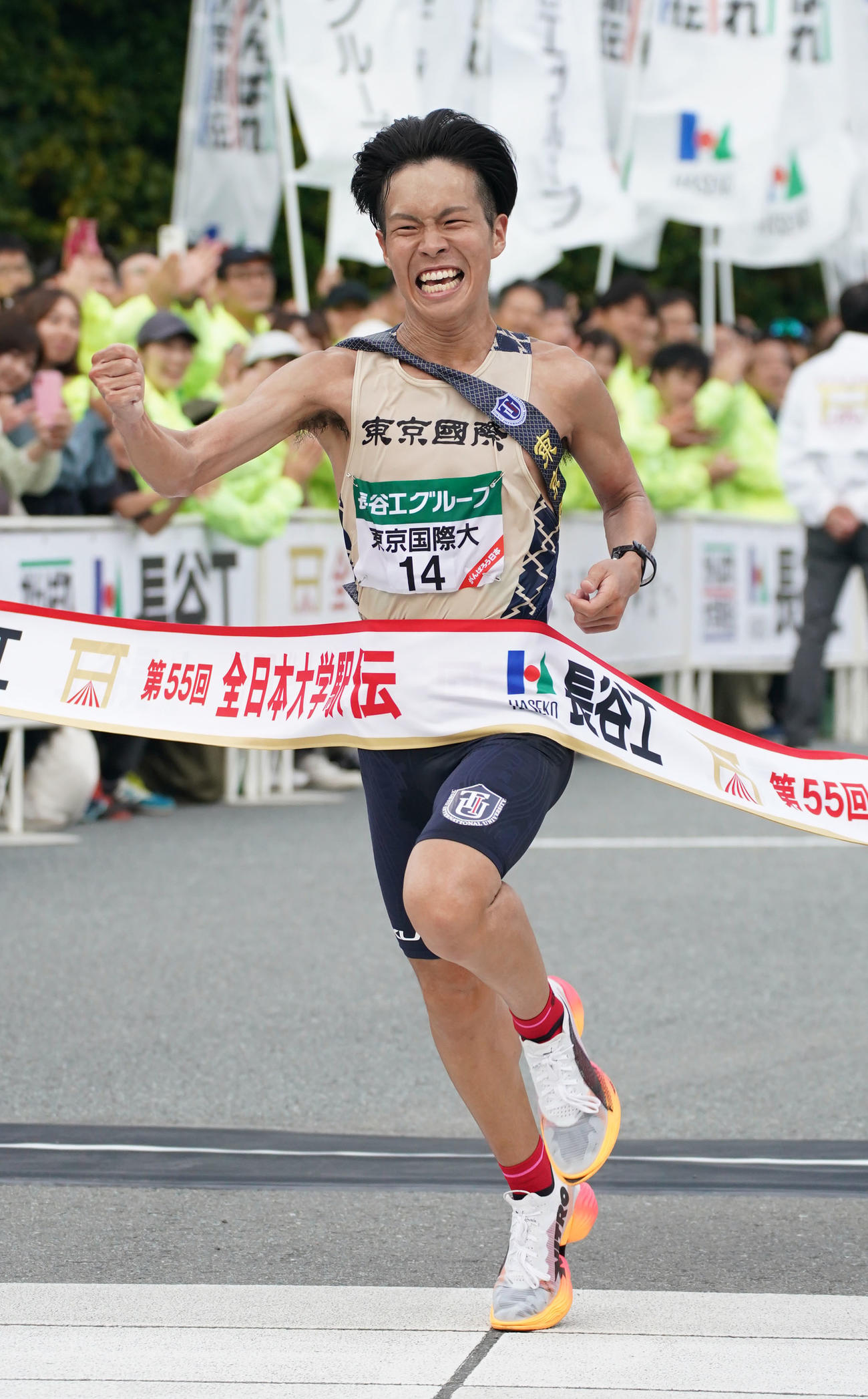 8位でゴールする東京国際・川内（撮影・森本幸一）