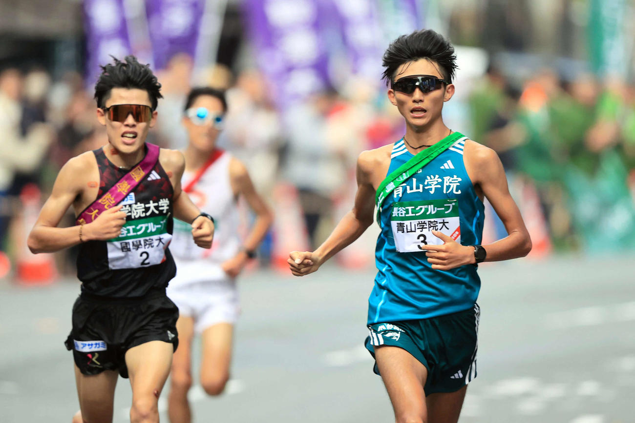 全日本大学駅伝　ゴール前で国学院大の伊地知賢造（左）を振り切る8区の青学大の田中悠登。奥は中大の阿部陽樹（代表撮影）