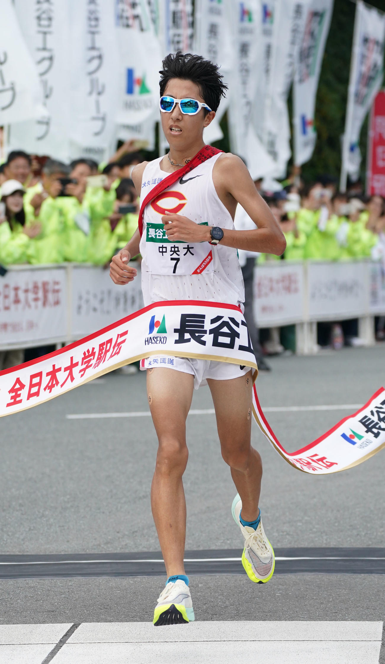 4位でゴールする中央・阿部（撮影・森本幸一）