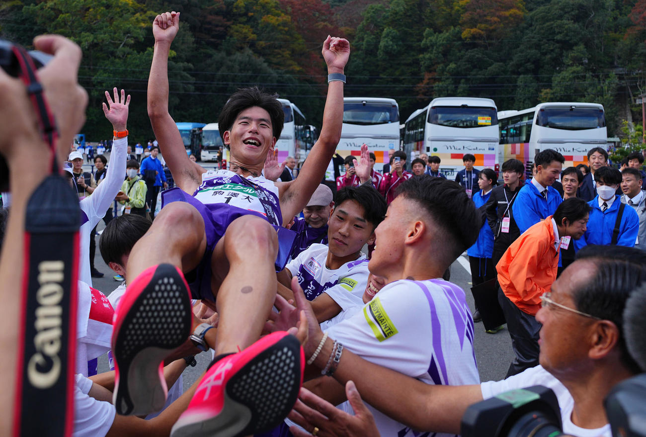 優勝のゴールを決め胴上げされる駒大・山川（撮影・垰建太）