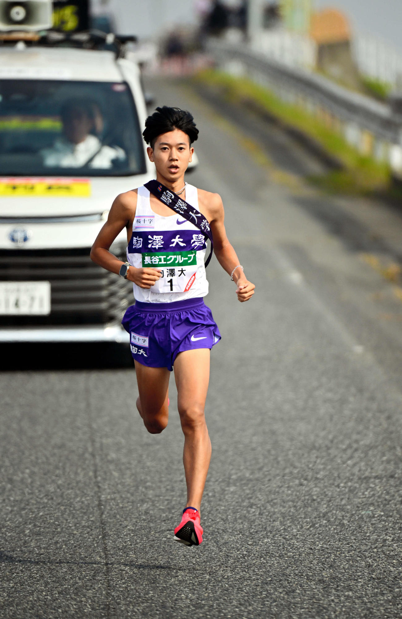 全日本大学駅伝　5区を走る駒大の伊藤蒼（代表撮影）