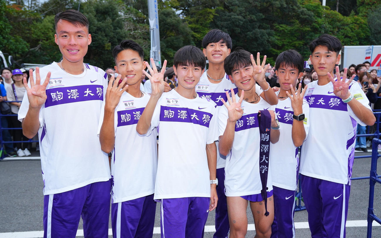 優勝しポーズを決め写真に納まる駒大の選手たち。左から2区の佐藤、6区の安原、1区の赤津、5区の伊藤、8区の山川、4区の赤星、3区の篠原（撮影・垰建太）