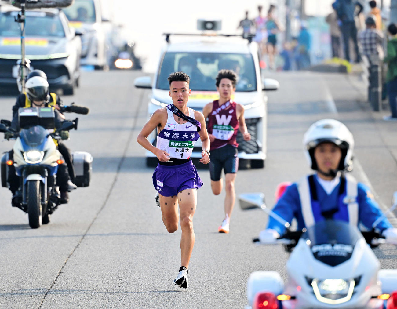 全日本大学駅伝　2区で早大の山口智規（右）を引き離す駒大の佐藤圭汰（代表撮影）