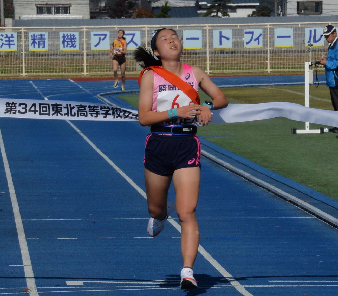 6位でゴールテープを切るアンカー岡田